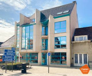 Momenteel verhuurd als 1 handelsruimte aan kinesist;Ingang via achterzijde mogelijk;In goede staat, instapklaar;Recente keuken en sanitair;Op de hoek...