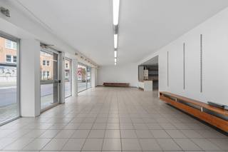 Ben je op zoek naar een commerciële toplocatie om je zaak uit te bouwen?Dan biedt dit gelijkvloerse handelspand tegenover het ziekenhuis van Deinze...