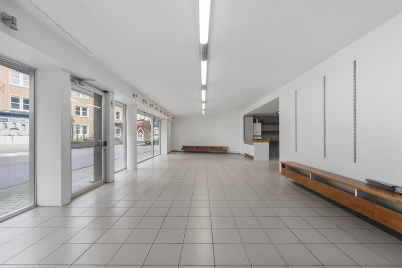 Gelijkvloers handelspand aan het ziekenhuis in Deinze! - foto 3