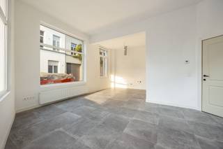 Instapklare eengezinswoning met veel lichtinval op aangename ligging vlakbij Park Spoor Noord.<br /><br /><u><strong>Indeling van de woning:</strong><br />Kelder</u>: 35 m²<br /><u>Gelijkvloers:</u><br />Leefruimte: +/- 30 m² parket <br />Open keuken: niet geplaatst<br />Inkomhal: +/- 5 m² met traphal<br />Afzonderlijk toilet<br /><u>1e verdieping:</u><br />Slaapkamer 1: +/- 23 m² parket<br />Badkamer: +/- 8 m² natuursteen, douche, dubbele lavabo en toilet<br /><u>2e verdieping:</u><br />Slaapkamer 2: +/- 23 m² parket<br />Slaapkamer 3: +/- 8 m² parket<br /><br />Verwarming op gas met condensatieketel. <br /><br /><br /><br /> 