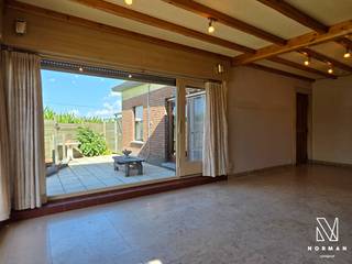 Uniek! Te renoveren alleenstaande gelijkvloerse woning op 628 m² te Kuurne<br /><br />Op een verborgen plekje in Kuurne, maar toch vlot bereikbaar, vinden we deze alleenstaande gelijkvloerse woning met grote tuin. Met de nodige moderniserings- en opfrissingswerken kan dit een echt pareltje worden!<br /><br />We komen de woning binnen via de inkomhall. De lichtrijke leefruimte met gaskachel heeft grote ramen en zicht op verschillende delen van de tuin. Vanuit de leefruimte komen we via de rechtse deur in de ingerichte, verzorgde keuken, met toegang tot een koele kelderberging (4 trapjes naar beneden). Naast de keuken vinden we nog een zeer ruime berging/wasplaats terug, waar zich ook een gastentoilet en de badkamer (ligbad, lavabo en toilet) bevinden. Via de linkerdeur in de leefruimte komen we in de nachthall, die toegang geeft tot de 3 slaapkamers. <br /><br />De tuin is voorzien van verschillende terrassen, vijvers, een serre, tuinhuis en biedt zeer veel privacy. De woning heeft een inpandige garage. <br /><br />PLUSPUNTEN:<br />+ gelijkvloers wonen (156 m² bewoonbare oppervlakte) <br />+ alleenstaand<br />+ privacy<br />+ groot potentieel