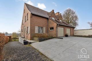 Zeer ruime woning met een rustige ligging en een prachtig groen verzicht in een doodlopende straat te Aspelare (Ninove)Binnenin geniet u van een...