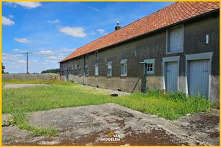 <strong>Immo Van Middelem verkoopt deze projectgrond op +/-1ha48a18a (14.818 m²) in het landelijke Herfelingen (PAJOTTEGEM).</strong><br /><strong>De hoeve ligt in woongebied met landelijk karakter, weg van alle drukte en met een prachtig zicht over de aanpalende velden.</strong><br /><br />Rekening houdend met het bestaande RUP is een verkaveling tot 3 mooie villagronden mogelijk, mits het bekomen van de nodige vergunningen.<br /><br />EPC van de hoeve: 1.353 kWh/m².jaar - Label F (UC: 3889294).<br />Geen pacht van toepassing.<br />Vrij bij akte.