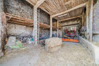 CONTACT TEL Jeremy : +32(0)472 91 80 37 / E-MAIL : jeremy.champagne@weinvest.be<br /><br />Vaste bâtiment agricole et entrepôt situé à Gonrieux, commune de Couvin composé d'une surface d'entreposage de près de 500m², d'un bâtiment en pierres de 170m².<br />Nombreuses possibilités d'aménagements : transformation en habitation(s), entrepôt(s), ...<br /><br />Possibilité d'acquérir une parcelle de terrain contigüe : Faire offre à partir de 150.000€ pour le tout<br /><br />Faire offre à partir de 130.000 EUROS, sous réserve d'acceptation des propriétaires.<br />Informations indicatives et non contractuelles