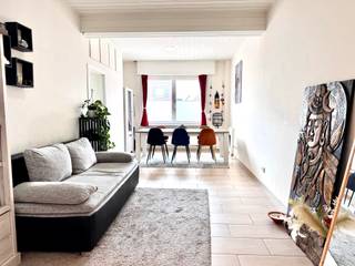Goedgelegen INSTAPKLARE GEZINSWONING met 3 slaapkamers en tuin, gerenoveerd in 2015. Indeling: ruime eetkamer met volledig geïnstalleerde...