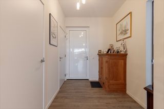 <p><br /><br />Deze service flat is gelegen in Residentie Zuidburg Veurne en ligt op slechts 600 m van het centrum van Veurne en 7 km van de kust. Heel wat voorzieningen zijn dus op wandelafstand van de assistentiewoning. </p>

<p>-INDELING-<br />Inkomhall met aansluitend een apart toilet. Volledig ingerichte keuken (combi-oven, vaatwasser, koelkast, dampkap, enkele wastafel) met een gezellige leefruimte met zicht op het terras en de binnentuin. Ruime slaapkamer met aansluitend de gemakkelijk toegankelijke badkamer met ruime inloopdouche. Terug in de inkomhall heb je een extra slaapkamer/ bureauruimte met toegang tot de badkamer. Tot slot is er nog een bergruimte met aansluiting voor de droogkast en wasmachine. </p>

<p>Een service flat is ideaal voor 65-plussers of mensen met een beperking, die toch nog op een zelfstandige manier willen wonen in een comfortabele en rolstoeltoegankelijke woonst. Verschillende gemeenschappelijke diensten kunnen gebruikt worden indien dit nodig wordt geacht.</p>

<p>Interesse in deze assistentiewoning? Neem gerust contact op met ons kantoor voor meer info (058 31 58 58).</p>