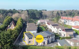 Deze verzorgde halfopen vakantiewoning met drie slaapkamers is rustig gelegen nabij het bos en op wandelafstand van het centrum van De Haan en...