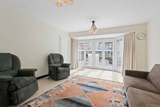 <p><strong>De Panne: Gezellig 1-slaapkamerappartement gelegen in het centrum</strong><br /> </p>

<p>Op zoek naar een appartement op een toplocatie in De Panne? Dit charmante 1-slaapkamerappartement bevindt zich in een kleinschalige residentie zonder syndic, wat zorgt voor bijzonder lage vaste kosten. Gelegen in het hart van De Panne, op enkele meters van het marktplein en op wandelafstand van zee en duinen, is dit de ideale uitvalsbasis.<br /> </p>

<p><strong>Indeling:</strong><br />Het appartement bestaat uit een zongerichte woonkamer met open keuken, een nachthal die toegang geeft tot een apart toilet, een ruime slaapkamer met toegang tot een reeds gemoderniseerd terras en een badkamer met douche.<br /><br />Mogelijkheid tot aankoop van een garage in garagecomplex FLORA (€35.000)<br /><br /><strong>Troeven:</strong><br />• Centrale ligging vlak bij marktplein, zee en duinen<br />• Kleinschalige residentie zonder syndic (lage kosten)<br />• Vernieuwde ramen met ingebouwde zonnewering in de woonkamer<br />• Ideaal als investering, vaste woonst of tweede verblijf</p>

<p>Meer informatie of een bezoek aanvragen? Contacteer Frederick via 058/22.41.70.</p>