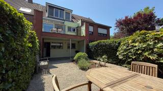 <p><span>Welkom bij deze aantrekkelijke woning in het groene Mortse, Hof Savelkoul. Dit moderne huis biedt 170 vierkante meter woonoppervlak optimaal verdeeld over drie slaapkamers en een praktische badkamer. <br />Het pand beschikt over een grote garage met oprit waar makkelijk een wagen en fietsen/motor kan geplaatst worden.</span></p><p><span>Ingemaakte kasten in de inkomhal, alsook een eerste toilet. Verder heeft de gelijkvloers een aparte wasberging en doorgang naar de aangelegde tuin.</span></p><p><span>Woonkamer op de 1e verdieping in open lay out met gezellige zonnige veranda en groot terras.</span></p><p><span>Keuken voorzien van alle comfort en veel licht.</span></p><p><span>Het interieur is functioneel ingedeeld met drie slaapkamers, op de tweede verdieping. De badkamer is voorzien van moderne sanitair en praktische inrichting met toilet, douche en dubbele lavabo.</span></p><p><span>Verder is er ook nog een zolder aanwezig.</span></p><p><span>De ligging in een residentiële buurt van Mortsel biedt rust en nabijheid tot voorzieningen.</span></p><p><span>Dit huis is perfect voor gezinnen die zoeken naar een comfortabele woon- en leefomgeving met voldoende ruimte en moderne voorzieningen.</span></p><p><span>Troeven: <br />- Zonnepanelen<br />- EPC B<br />- Elektriciteit conform<br />- Gegeerde locatie</span></p><p><span>Benieuwd? Maak snel uw afspraak op www.immodelaet.be of op 036440088</span></p>