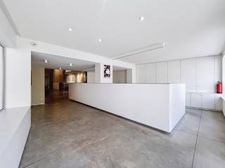 <p><span>Multifunctioneel handelspand/magazijn met kantoren en mogelijkheid tot loft of woonst. </span></p><p><span>Op een commerciële toplocatie bevindt zich dit veelzijdige handelspand met een bruikbare oppervlakte van ca. 575 m² en een gebouwdiepte van 52 meter. </span></p><p><span>De indeling omvat een onthaalruimte, vijf afgewerkte kantoren, een ingerichte keuken, drie toiletten, een ruime magazijnzone met grote sectionale poort en een parkeerplaats. </span></p><p><span>Daarnaast is het pand uitgerust met airconditioning, 44 zonnepanelen en camerabewaking. </span></p><p><span>Extra troef</span><span>: het gebouw biedt ook mogelijkheden voor de inrichting van een loft of woonst (onder voorbehoud van de geldende stedenbouwkundige voorschriften), ideaal voor wie wonen en werken wil combineren.</span></p><p><span>Een instapklare eigendom met tal van mogelijkheden voor ondernemers én investeerders.</span></p><p><span> </span></p>