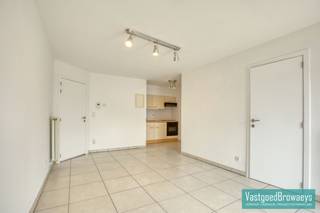 <strong>Jouw eerste thuis in het bruisende Merelbeke!</strong> <br /><br />Dit gezellige appartement is perfect voor starters die op zoek zijn naar een flexibele woonruimte in het centrum. De open keuken is ideaal voor het organiseren van spontane etentjes met vrienden, en de aparte slaapkamer biedt je de privacy die je nodig hebt. Bovendien ben je omringd door talloze bars, restaurants en winkels. Achteraan beschik je over een praktische fietsen- en vuilnisberging. Bovendien kan je zorgeloos parkeren op de gratis Conversatieparking, die je via de achterliggende tuin eenvoudig bereikt.<br /><br /><strong>Huurprijs:</strong> €750 (waarvan €650 huur + €100 provisie voor verwarming en syndickosten).<br /><br />Voor meer informatie of om een bezichtiging in te plannen, neem contact op met Stefanie via telefoon op 055/59.50.10 of per e-mail op Stefanie@vastgoedbrowaeys.be<br />