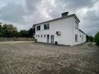 Deze projectgrond is gelegen vlakbij de oprit van de E313 en op enkele minuten van het Tongerse stadscentrum.Bouwperceel: 12a34caAchterliggend...