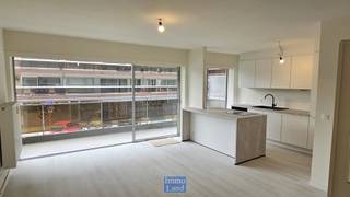 <p>Zeer modern appartement met 2 terrassen gelegen met aan het Sint Katarinaplein. (Meer info op www.immoland.com)</p><p>- Volledig gerenoveerd appartement met open keuken.</p><p>- Appartement met 2 slaapkamers met een oppervlakte van ca. 87 m2.</p><p>- De woonkamer is Zuid-Oost gericht, de slaapkamers westelijk.</p><p>- Het appartement is voorzien van moderne laminaatvloer.</p><p>- Volledig geïnstalleerde moderne keuken met vaatwasser, kookplaat, ingebouwde diepvries-frigo, ingebouwde combi-oven.</p><p>- Moderne badkamer met douche.</p><p>- Ingebouwde kast in de gang.</p><p>- Terras over de ganse breedte van het appartement; woonkamer en keuken.</p><p>- Aparte individuele berging in de kelder.</p><p>- Gemeenschappelijke fietsenstalling in de ondergrondse garage.</p><p>- Het appartement is gelegen op de 1ste verdieping en heeft een mooi uitzicht op het Sint Katarinaplein en heeft zeer veel lichtinval.</p><p>- De EPC-waarde voor dit appartement bedraagt slechts 153 Kwh, waardoor het appartement een B-label heeft bekomen. (EPC Code 20251121-0003679423-RES-2)</p><p>- De meest diverse handelszaken kan je vinden op dit gezellig plein, waardoor een auto bijna overbodig is.</p><p>- Te bezichtigen na telefonische afspraak op het nummer 011 60 30 40 of 0486 60 30 40</p>