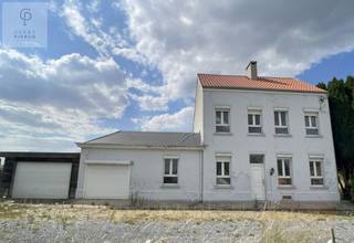 Het station van Velm is een voormalig spoorwegstation langs spoorlijn 21 (Landen-Hasselt) in Velm. Het station werd gesloten en in gebruik genomen als privéwoning. Dit authentiek pand kan mits renovatiewerken terug worden omgevormd tot een karaktervol pareltje!!!<br /><br />Alle foto's en een volledige tekst kan je terugvinden op onze eigen website --> www.pierco.be<br /><br />We betreden het pand via de centrale inkomhal dewelke doorgang biedt tot alle woongelegenheden. De vaste trap, gelegen aan de linkerzijde, zal ons naar de bovengelegen slaapvertrekken en zolderruimte leiden.<br /><br />De ruime woonkamer bevindt zich aan de achterzijde van het pand dewelke zicht heeft op de spoorlijn. Naastliggend treffen we de keuken met aansluitend de ruime berging. Vanuit de keuken heeft men via de keldertrap toegang tot de cv-ruimte en koele kelderberging.<br /><br />Aan rechterzijde van de inkomhal bevindt zich een bureelruimte met aansluitend de badkamer.<br /><br />De bovenverdieping voorziet drie slaapkamers. De zolderverdieping is eveneens bereikbaar via de centrale trappenhal.<br /><br />Tot slot beschikt het pand over een inpandige garage en een ruime aanbouw met opslagmogelijkheden.<br /><br />De tuin strekt zich uit naar de straatzijde maar er kan eveneens gebruik gemaakt worden van het achterliggende perceel (eigendom NMBS).<br /> 