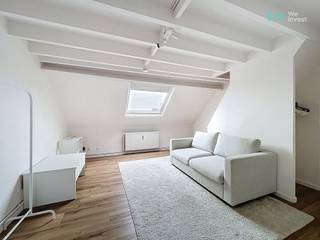 Informatie &amp; Bezoeken : bruxelles.ouest@weinvest.be of 02 315 77 22  -  Duplex appartement met 1 slaapkamer in Jette<br /><br />Dit bemeubelde duplexappartement is ideaal gelegen op wandelafstand van het station van Jette, in een levendige en praktische buurt, vlak bij alle voorzieningen, waaronder winkels, ziekenhuizen en het openbaar vervoer.<br /><br />Het appartement bevindt zich op de 3e verdieping van een gebouw zonder lift en bestaat uit een inkomhal, een leefruimte met open en volledig uitgeruste keuken, een badkamer met toilet en een slaapkamer op de bovenverdieping.<br /><br />Het appartement is momenteel verhuurd en is daardoor ideaal als eerste aankoop of als investering.<br /><br />Mobiliteit : Tram 19 en 51, bus 53 en 14 en het station van Jette.<br /><br />Een gezellig, lichtrijk en goed gelegen appartement dat u zeker moet ontdekken !<br /><br />Energieprestatiecertificaat (EPC) : G – CO₂-uitstoot: 132 kg/(m².jaar) – 685 kWhEP/(m².jaar).<br /><br />Ontdek al onze exclusieve panden op onze website : WWW.WEINVEST.BE