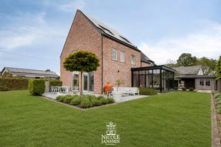 Deze bijzondere kwalitatieve woning werd gebouwd met oog voor detail en afgewerkt met duurzame, hoogwaardige materialen.<br />De open indeling en grote raampartijen zorgen voor een uitzonderlijk lichtgevoel en een aangename woonbeleving. De woning beschikt over een dubbele inpandige garage en een ruime zolderverdieping met tal van mogelijkheden.<br />Ook op vlak van energiezuinigheid voldoet dit landhuis aan de hedendaagse normen. Dankzij de doordachte technieken geniet je van een uiterst gunstig EPC-label.<br />Een exclusieve woonst voor wie op zoek is naar kwaliteit, rust en tijdloze elegantie.<br /><br />=> Ligging<br />Dit landhuis geniet van een rustige locatie in het groene Koersel, een deelgemeente van Beringen. De woning bevindt zich in een aangename woonomgeving met een vlotte verbinding naar het centrum van Koersel, Beringen en de omliggende gemeenten. In de nabije omgeving vind je verschillende winkels, scholen en sportfaciliteiten, wat deze locatie bijzonder aantrekkelijk maakt voor gezinnen. <br />Ook natuurliefhebbers komen hier volop aan hun trekken. De prachtige natuurgebieden van de Duinengordel en het Nationaal Park Hoge Kempen bevinden zich op korte afstand. Ideaal voor wandel- en fietsliefhebbers die graag genieten van rust en natuur. <br /><br />=> Gelijkvloers<br />- Ruime inkomhal met stijlvol gastentoilet en lavabo<br />- Open leefruimte met hoge plafonds, een gezellige zithoek en grote raampartijen<br />- De verschillende leefruimtes zijn verbonden met elkaar en creëren een warm en ruimtelijk gevoel<br />- Volledig uitgeruste keuken voorzien van high-end toestellen: Lacanche, Miele en Quooker<br />- Het kookeiland beschikt over een wijnkoelkast en biedt bovendien veel opbergruimte<br />- Sfeervolle tuinkamer met parketvloer en inbouw gashaard<br />- Praktische berging/wasplaats met ingebouwde kastenwanden<br /><br />=> Verdieping<br />- Ruime overloop, momenteel ingericht als bureelruimte, met mooi zicht op de woonkamer en voorzien van airco<br />- Apart gastentoilet met wastafel<br />- Master bedroom met dressing en ensuite badkamer<br />- Luxueus uitgeruste badkamer met ligbad, inloopdouche en dubbele wastafel in fraai badkamermeubel<br />- Twee extra ruime slaapkamers, afgewerkt met een stijlvolle parketvloer<br />- Tweede badkamer voorzien van douche en dubbele wastafel<br />- Aparte dressing<br /><br />=> Zolder<br />- Via vaste trap bereikbaar<br />- Volledig afgewerkte zolder van ca. 40m², ideaal als extra slaapkamer of hobbyruimte<br /><br />=> Tuin<br />- Betegeld terras aan de achterzijde<br />- Volledig omheinde tuin, waar je in alle rust en privacy kan vertoeven<br />- Praktische tuinberging voor extra opslagruimte