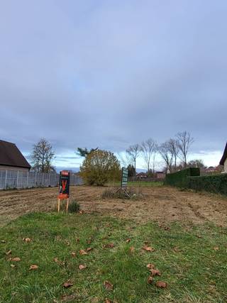 In het charmante dorp Sint-Maria-Lierde bevindt zich deze mooie bouwgrond van 11a92ca met een straatbreedte van 20,80 meter, geschikt voor het bouwen van een open bebouwing.
Het perceel is gelegen langs een grote baan, wat zorgt voor een vlotte bereikbaarheid en een centrale ligging in het dorp. Vanop het terrein geniet je van een fraai, landelijk uitzicht met zicht op de kerk van Sint-Maria-Lierde – een authentiek dorpszicht dat meteen charme toevoegt aan de locatie.
De verkavelingsvoorschriften bieden de mogelijkheid om een woning in open bebouwing te realiseren, met respect voor de bepalingen inzake bouwdiepte, bouwbreedte, afstand tot de perceelsgrenzen, nokhoogte en rooilijn zoals opgenomen in het bijgevoegde voorschriftendocument.
Het royale perceel creëert een prachtige kans om een comfortabele en stijlvolle gezinswoning te bouwen, met een aangename tuin en een weids zicht op het achterliggende landschap.
Voor meer informatie of inzage in het volledige dossier kan u ons steeds contacteren.
VOOR MEER INLICHTINGEN: 0488.85.81.84