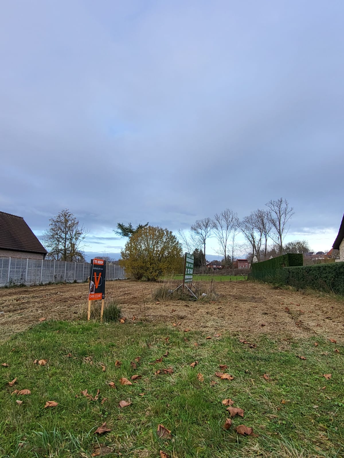 Mooie bouwgrond van 11a92ca voor open bebouwing, met een straatbreedte van 20,80 meter en landelijk uitzicht op de dorpskerk. Maakt deel uit van een goedgekeurde niet vervallen verkaveling. - foto 2
