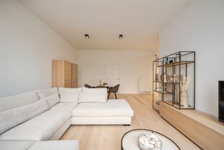 Op wandelafstand van zee en strand verkopen we dit volledig en smaakvol gerenoveerd, instapklaar appartement afgewerkt met kwalitatieve en...