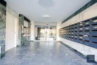 Dit ruim en lichtrijk appartement gelegen op de 4de verdieping van de gegeerde Residentie Rijsenberg heeft een bwb. opp. van ca. 126 m² en een aangenaam terras van ca. 12 m², met panoramisch uitzicht .<br /><br />Een verzorgde algemene inkomhal met brievenbussen, sas, lift en traphal.<br /><br />Een ruime inkomhal met ingemaakte kasten ( vestiaire/ bergruimte ) en een apart gastentoilet met berging. <br /><br />De lichtrijke leefruimte met een gezellige zithoek en eethoek voorzien van parket en toegang tot het zonneterras.<br />De ingerichte keuken sluit aan op de leefruimte .<br /><br />De nachthal leidt naar drie ruime slaapkamers, waarvan één met toegang tot het terras.<br />Er zijn 2 praktische badkamers: een te renoveren badkamer met ligbad, toilet en wastafel, evenals een aparte douchekamer met douche en wastafel. . <br /><br />CV op aardgas Gunstig EPC: B – 139 kWh/m²<br />Inclusief private kelderberging (nr. 60).<br /><br />Mogelijkheid tot aankoop van een binnen staanplaats (nr. 85) aan € 30.000.<br />•Automatische garagepoort (laadpaal kan door de koper geplaatst worden)<br /><br />•Reeds uitgevoerde investeringen in het gebouw: geïsoleerd dak, vernieuwde terrassen en gevels, vernieuwde liften en inkomhal<br /><br />De ligging is uiterst gunstig: nabij het station Gent-Sint-Pieters, het recreatiedomein De Blaarmeersen, scholen, winkels en restaurants. Het centrum van Gent is vlot bereikbaar, openbaar vervoer in de directe omgeving en snelle verbindingen via R4, E17 en E40.<br /><br />Meer info : sofie@makelaarshuys.be of 0468 24 65 84