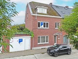 Deze eigendom is uitstekend gelegen langs de Kastanjelaan in hartje Bevegem. Er zijn tal van faciliteiten in de onmiddellijke omgeving: buurtwinkels, scholen, sportinfrastructuur, ziekenhuis, station, ... De woning werd gebouwd begin de jaren '50, heeft een zeer degelijke constructie en geniet veel lichtinval. Een grote troef is de aangebouwde garage, de uiterst ruime bewoonbare oppervlakte en de gezellige zuidgerichte tuin! De woning is volledig te renoveren.<br />Indeling: gelijkvloers: inkomhal met gastentoilet, woonkamer en eetplaats, keuken (kan open gemaakt worden, scheiding is d.m.v. kasten!), werkhuis en garage. Buiten is er nog het (overdekt) terras met tuin.<br />Eerste verdieping: 3 slaapkamers en badkamer, vaste trap naar de tweede verdieping.<br />Tweede verdieping: 2 kamers en/of zolderruimte, in te richten naar eigen keuze (houten wanden).<br />Ruime droge kelder aanwezig. <br />PRACHTIG RENOVATIEPROJECT VAN EEN RUIME STADSWONING IN RUSTIGE OMGEVING!!<br />Elektrische verwarming, houten ramen met enkel glas, constructie verdiepingen hoofdzakelijk houten roostering (badkamer beton), EPC: 842 kWh/(m² jaar), energielabel F, renovatieverplichting, bewoonbare oppervlakte volgens EPC: 185m² (kelder en zolder (!!) niet meegerekend), KI: €813, elektrische installatie niet conform het AREI. <br />Woongebieden, vergunning uitgereikt, geen rechterlijke of bestuurlijke maatregel opgelegd, geen voorkooprecht, geen verkavelingsvergunning uitgereikt. Geen risicozone voor overstromingen, P-score D, G-score D. <br />U kan de beschikbare attesten bij verkoop downloaden via de website janssens-leroy.be.
