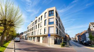 Deze studio bestaat uit een woon- en slaapruimte met geïntegreerde keuken, waardoor alles overzichtelijk en efficiënt is ingericht. De keuken biedt de nodige voorzieningen voor dagelijks gebruik.<br /><br />De badkamer is uitgerust met een ligbad en een lavabo, en daarnaast is er een apart toilet aanwezig. <br /><br />De studio is beschikbaar in overleg. De huurprijs is € 575, met een vaste kost van €40 per maand.<br /><br />Ben je op zoek naar een betaalbare en praktisch ingerichte studio? Neem dan gerust contact met ons op voor meer informatie of om een bezichtiging te plannen.