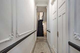 Zeer mooie herenwoning in het centrum van Boom!  Dit eigendom bevindt zich op wandelafstand van alle winkels en verschillende scholen.  Het ligt op slechts enkele minuten rijden van de oprit A12 Antwerpen-Brussel en in de onmiddellijke omgeving van het openbaar vervoer (trein én bus).  Ideale ligging voor woon-werkverkeer.  <br /><br />Deze woning werd steeds goed onderhouden en is instapklaar!  De keuring van de elektriciteit is conform en er is géén renovatieplicht.  De indeling is als volgt: -1: droge praktische ruime KELDER;  GLVL: een inkomhall, een apart gastentoilet, een woonkamer en een volledig ingerichte mooie keuken; 1eV: een hall en 3 slaapkamers; 2eV: een hall, een modern ingerichte badkamer met vrijstaand bad &amp; toilet, 2 slaapkamers &amp; een mezzannine.   Verder beschikt dit huis over een stadstuin met terras en uitweg achteraan.<br /><br />Heeft u interesse?  Contacteer ons zeker voor een afspraak ter plaatse via 03 459 99 99 of info@leximmo.be!