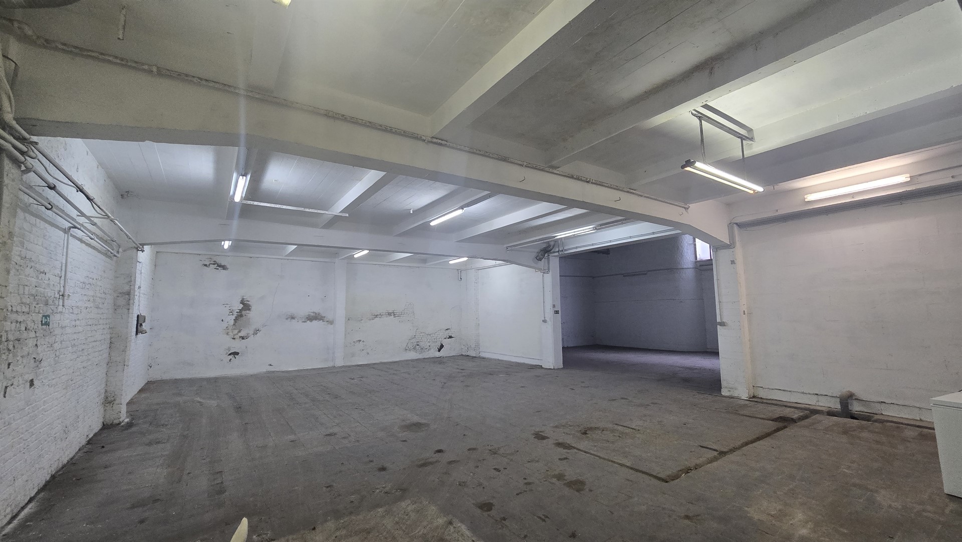 Opportunité Unique : Grand Atelier/Entrepôt (1050 m²) avec Espace Bureau (140 m²) à Laeken (Mutsaard) - photo 5