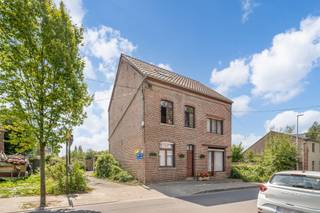 Ruime woning met zwembad in aanleg aan de voet van de Kesselberg

Aan de Bergstraat 16 te Kessel-lo vindt u deze charmante en solide woning met een uitstekende zuidelijke ligging. Op slechts enkele minuten van het centrum van Leuven, de oprit van de E314 en toch aan de voet van de groene Kesselberg. 

De woning beschikt over 4, mogelijks 5 slaapkamers. Dit maakt ze ideaal voor een groter gezin of voor wie gewoon extra ruimte wil. Indien gewenst kan u moderniseren en zo uw persoonlijke toets toevoegen.

Buiten is er een aangename tuin met veel potentieel. Een extra troef is het zwembad. Dit dient enkel nog verder afgewerkt te worden.  De woning heeft ook een volledig nieuw dak gekregen.

Dankzij de ligging in een rustige straat met alle voorzieningen, scholen, universiteit, winkels en openbaar vervoer vlakbij, vormt deze woning een unieke kans voor wie een uitstekende locatie weet te waarderen.

Heeft u kinderen die gaan studeren in Leuven? Dan is dit de perfecte woning om in te investeren. Wenst u te verbouwen? Er zijn reeds plannen voorhanden. 

Troeven:

*Nieuw  Sarkingdak

*4, mogelijks 5 slaapkamers

*Solide basis 

*Zwembad in aanleg (structuur reeds aanwezig, afwerking naar keuze)

*Tuin met veel potentieel en privacy

*Rustige ligging nabij scholen, winkels, openbaar vervoer en Leuven-centrum

Een ideale woning voor gezinnen, studerende kinderen met alle comfort van de stad binnen handbereik.

Bel ons op  014/95.37.50 of e-mail naar immo@degroot-celen.be