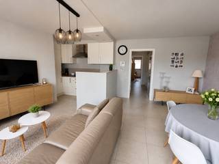 Zéér centraal gelegen appartement in het centrum van Munkzwalm gelegen nabij het station. Dit appartement maakt deel uit van een kleinschalig appartementsgebouw. <br /><br />Het appartement is gelegen op het eerste verdiep (lift aanwezig) en omvat een inkomhal met bezoekerstoilet, leefruimte met open ingerichte keuken met aansluitend ruim terras, berging, ingerichte badkamer en twee slaapkamers. <br /><br />In de huurprijs is een garagebox inbegrepen. Gemeenschappelijke vuilnisberging aanwezig. <br /><br />Bijkomende provisie van 50 EUR/maand voor syndic. <br /><br />Beschikbaar vanaf 1 augustus 2026. <br /><br />Om de privacy van de huidige huurder te respecteren, werden enkele foto’s digitaal (met AI) bewerkt. De ruimtes zelf blijven waarheidsgetrouw weergegeven.<br /><br />Voor meer informatie of een bezoek mail Stefanie@vastgoedbrowaeys.be