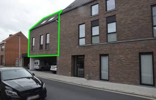 Op slechts enkele kilometers van Ieper, in het gezellige Dikkebus, bevindt zich deze verzorgde en energiezuinige duplex. Dankzij de rustige ligging geniet u van een aangename woonomgeving, terwijl bakker, slager, school, apotheek en andere dagelijkse voorzieningen zich op wandelafstand bevinden.<br /><br />Via de inkomhal met ingebouwde vestiairekast en een apart gastentoilet komt u terecht in de lichtrijke leefruimte. De open keuken is volledig uitgerust met kwalitatieve AEG-toestellen, waaronder een inductiekookplaat, oven, vaatwasser, koelkast en dampkap. Aansluitend bevindt zich een praktische berging met aansluitingen voor een wasmachine en droogkast.<br /><br />Vanuit de leefruimte heeft u toegang tot het zonnige, zuidgerichte terras met onderhoudsvriendelijke grasmat, waar u in alle rust kunt genieten van een mooi uitzicht op de kerk van Dikkebus.<br /><br />Op de bovenverdieping bevinden zich twee volwaardige slaapkamers, een ruime nachthal en een comfortabele badkamer met een dubbele lavabo, douche en een tweede toilet.<br /><br />De duplex is bereikbaar via de lift en de trap, de bovenverdieping enkel via de trap. Op het gelijkvloers beschikt u bovendien over een gemeenschappelijke fietsenberging en een aparte ruimte voor afvalcontainers.<br /><br />De gemeenschappelijke kosten bedragen €50. Het appartement is beschikbaar vanaf november/december (te bespreken).<br /><br />