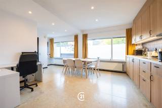 <p>Dit gerenoveerde gelijkvloerse appartement bevindt zich op een rustige ligging in een zijstraat van de Groenlaan, op wandelafstand van het centrum van Herzele.</p><p>Het appartement omvat een lichtrijke leefruimte, een vernieuwde keuken, één slaapkamer en een moderne badkamer met douche en dakraam. Daarnaast is er een ruime berging met aansluitingen voor wasmachine en droogkast, evenals een private kelder.</p><p>Achteraan geniet u van een private tuin van 137 m² met terras, ideaal om te ontspannen en te genieten van de avondzon. Een gemeenschappelijke garage biedt extra mogelijkheden voor het stallen van fietsen en het opbergen van materiaal.</p><p>Troeven: gerenoveerd in 2018, gelijkvloers wonen, private tuin, kelder en rustige centrale ligging.</p><p>Ook benieuwd? Plan dan nu jouw bezoek!</p>