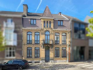 <p><strong>KARAKTERVOLLE HERENWONING</strong> met <strong>ROYALE BEWOONBARE OPPERVLAKTE VAN CA. 261M²</strong>, doordrenkt met <strong>SFEER EN POTENTIEEL</strong>, gelegen in het hart van Oudenaarde. Deze statige woning combineert <strong>AUTHENTIEKE ELEMENTEN MET LICHTOVERGOTEN RUIMTES EN HOGE PLAFONDS</strong> die meteen een <strong>GEVOEL VAN RUIMTE EN GRANDEUR</strong> oproepen. De woning biedt een <strong>IDEALE BASIS</strong> voor wie op zoek is naar een <strong>CHARMANTE STADSWONING</strong> met uitstraling, klaar om verder afgewerkt te worden naar <strong>EIGEN SMAAK</strong>. Via de elegante inkomhall betreed je een ruime leefruimte, <strong>BUREEL</strong>, eetkamer en keuken met aanpalende berging en gastentoilet. De verdiepingen herbergen maar liefst <strong>7 SLAAPKAMERS</strong>, een te renoveren badkamer en een  <strong>ZOLDERKAMER DIE PERFECT INZETBAAR ZIJN ALS EXTRA ATELIER OF OPSLAG</strong>. Buiten geniet je van een <strong>ZONNIGE, ONDERHOUDSVRIENDELIJKE STADSTUIN</strong> waar rust en privacy hand in hand gaan, op <strong>WANDELAFSTAND VAN STATION, WINKELS EN DE MARKT</strong>.</p>
<br /><br />Adres: Jacob Lacopsstraat 58 – 9700 Oudenaarde<br /><br />EPC: 461kWh/m², G-score en P-score A , Renovatieplicht van toepassing.