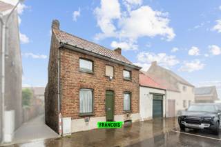 Bent u op zoek naar een woning te koop op een unieke locatie in Snaaskerke? Dan is deze charmante gezinswoning langs de vaart absoluut een bezoek waard. Dankzij de rustige ligging, de zuidgerichte tuin en de praktische indeling vormt dit eigendom een interessante opportuniteit voor wie op zoek is naar een woning met potentieel.<br /><br />De woning beschikt over een inkomhal, een gezellige leefruimte, een keuken en een praktische berging. Verder zijn er 2 slaapkamers aanwezig, waaronder een voutekamer, en geniet u van het comfort van maar liefst 2 badkamers, waarvan een ruime vernieuwde badkamer op de verdieping. Daarnaast beschikt de woning over een kelder en een zolder, wat extra bergruimte biedt.<br /><br />Een absolute troef is de ruime garage, waar niet alleen plaats is voor een wagen, maar ook voor bijkomende opslag. Boven de garage bevindt zich bovendien een extra zolderruimte die tal van mogelijkheden biedt als bergruimte of hobbyruimte.<br /><br />Buiten geniet u van een aangename zuidgerichte tuin met tuinberging en een handig toegangspoortje achteraan, wat zorgt voor extra gebruiksgemak. Op energetisch vlak beschikt de woning over 8 zonnepanelen en een thuisbatterij van 5 kWh, wat bijdraagt aan een efficiënter energieverbruik.<br /><br />Met een bewoonbare oppervlakte van 85 m², een perceeloppervlakte van 175 m² en een bijzondere ligging langs de vaart biedt deze woning een mooie kans voor wie op zoek is naar een eigendom met karakter in het landelijke Snaaskerke.<br /><br />Interesse in deze woning te koop in Snaaskerke? Neem vandaag nog contact op met Immo Francois en ontdek zelf de troeven van deze eigendom.<br /><br />Woning verkopen in Gistel? Vraag je gratis schatting aan bij Immo Francois, jouw lokale makelaar.<br /><br />