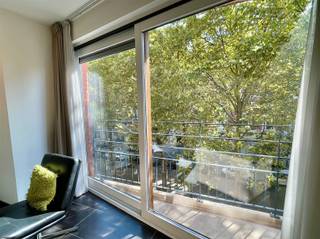 Aankoop met erfpacht: u koopt de constructie maar u pacht (huurt) de grond van de grondeigenaar voor 2.230€ per jaar.Dit gemeubeld appartement,...