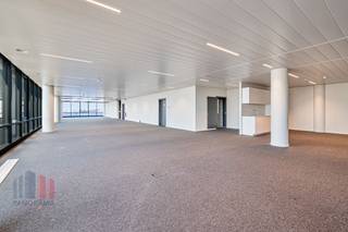 Exclusieve kantoorruimte van <strong>368 m²</strong> te huur, met een luxueuze uitstraling en een absolute toplocatie, letterlijk<strong> vlak aan de E40</strong>  op wandelafstand van de tramhalte met verbindingen richting het <strong>station Gent-Sint-Pieters</strong>.<br /><br />Dit instapklare kantoor is gelegen op de <strong>eerste verdieping </strong>van een modern en stijlvol gebouw en biedt een indrukwekkende combinatie van <strong>comfort, technologie en design</strong>. Bij binnenkomst word je meteen verwelkomd door een ruime en uiterst impressionante inkomhal. Daarnaast beschikt het gebouw over een <strong>Bringme box-systeem</strong>, ideaal voor het eenvoudig ontvangen van pakketten en een prachtig aangelegde <strong>daktuin en dakterras</strong>.<br />Verder zijn er uitstekende faciliteiten aanwezig, zoals douches en een droogruimte. Met een <strong>ruime parkeerratio</strong>, inclusief laadpunten voor elektrische voertuigen, is deze kantoorruimte perfect afgestemd op de noden van moderne bedrijven. <br /><br />De ruimte is <strong>onmiddellijk beschikbaar</strong>. Voor meer informatie of om een vrijblijvend plaatsbezoek te regelen,<br />kun je contact opnemen met <strong>PANORAMA B2B GENT KANTOREN </strong>via <strong>09 225 09 02</strong>.