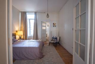 <p>Lichtrijk appartement grens Borgerhout en Zurenborg</p><p>Appartement te koop op een zeer leuke locatie: de grens tussen Borgerhout en Zurenborg, vlakbij de Dageraadplaats.</p><p>Hoge plafonds, brede living, houten planche vloer, originele moluren en een erker die voor zeer veel licht zorgt.</p><p>Het appartement ligt op de tweede verdieping in een rustig gebouw met 8 mede-eigenaren, met een gemiddelde leeftijd van rond de dertig.</p><p>Indeling: woonkamer - keuken - slaapkamer - bureau/berging - badkamer</p><p>Zowel in de slaapkamer als in de bureau is een grote maatkast voorzien. Er is ook een privé keldertje van 4m2 aanwezig.</p><p>Elek conform,<br />Geen asbest aanwezig,<br />Dubbele beglazing,<br />Individuele gasketel voor cv en warm water</p><p>De achtergevel werd recent geïsoleerd, dit werd nog niet verwerkt in het EPC van het gebouw (update is gepland na goedkeuring op algemene vergadering). Pas hierna kan de isolatie in het EPC van het appartement worden overgenomen. Hierdoor krijgt het appartement een EPC B na de administratieve update. (Zie opmerking op attest)</p><p>Sinds 6j verhuurd aan dezelfde huurster, beschikbaar na opzeg huurcontract.</p><p>Mail voor bezichtiging.</p>
