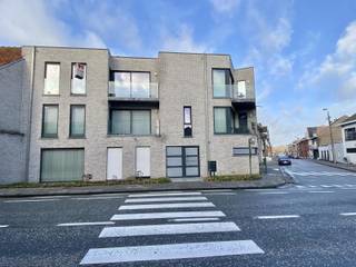 Prachtig instapklaar appartement te huur in het centrum van Terjoden (Erembodegem)! Dit appartement bevindt zich op de eerste verdieping in een gebouw met lift. Het omvat een inkomhal, berging, apart toilet, mooie, ruime living met hoge glaspartijen, keuken met bijhorende toestellen (koelkast, dampkap, combi-oven, kookplaat, vaatwasmachine), terras met moderne glazen balustrade en ingerichte badkamer (badkamermeubel, ligbad en douche). <br /><br />De 2 slaapkamers bieden de mogelijkheid om grote kasten te plaatsen. Er is een overdekte staanplaats voorzien, automatische poort, fietsberging en berging om vuilnis te plaatsen. Ideaal gelegen nabij autostrades, scholen, station Haaltert en stad Aalst! Berging en staanplaats inbegrepen in de huurprijs! Huurprijs: 935 EUR/ maand + 60 EUR/maand gemeenschappelijke lasten. Beschikbaar vanaf 01/07/2026