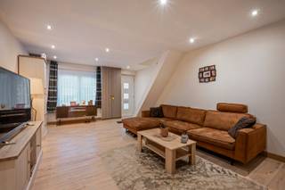 Inscrivez-vous à la visite le samedi 06/12 via notre site web : https://benjaminverkoopt.be/panden/instapklare_energiezuinige_woning_met_3_slaapkamers_en_tuin_in_menen/<br />- Emplacement central avec un accès facile : Weversstraat 9 à Menen<br />- Maison prête à emménager<br />- Excellent EPC : étiquette A !<br />- Grand séjour avec cuisine ouverte<br />- Pratique débarras/buanderie<br />- Jardin avec cabane de jardin et terrasse couverte<br />- 2 chambres à coucher<br />- 3ème chambre possible au grenier (escalier fixe)<br />- Salle de bains avec douche à l'italienne<br />- 8 panneaux solaires<br />- Chauffage central avec pompe à air/air et poêle à granulés<br />- Prix indicatif : 199.000 €