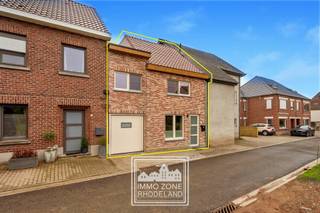 <p><span><span>Alweer VERKOCHT op 1e BEZOEKDAG. Contacteer RANDY REMUE 0479/ 99. 99. 90 als u ook op 1 DAG wil verkopen.</span></span></p><p>"ABSOLUTE TOPPER" - Afspraak ENIGE BEZOEKDAG ENKEL telefonisch via Randy Remue op 0479/ 99. 99. 90, meer info en foto's via Facebook "Remue Randy" - LIKE de pagina en blijf op de hoogte van alle nieuwe woningen. De stukken van de woning zijn te consulteren op www.immo-zone.be. Deze rustig gelegen prachtige woning met 3 slaapkamers en zonnige tuin vinden we terug te Wittinck 30, Sint-Lievens-Houtem. Indeling: We betreden de woning en komen terecht in de lichtrijke leefruimte met zithoek en eetplaats met aansluitend de volledig ingerichte moderne keuken. Op het gelijkvloers is er ook nog een overdekte lounge ruimte. Op het 1e verdiep treffen we de 2 slaapkamers en de moderne badkamer met ligbad, dubbele lavabo en inloopdouche. Op het 2e verdiep is er nog de master bedroom. Buiten geniet u van de aangelegde terrassen en diepe groene tuin, een heerlijke plek om te ontspannen of gezellig te tafelen. Zonnepanelen aanwezig! Deze schitterende woning in Sint-Lievens-Houtem is een ABSOLUTE TOPPER voor starters, gezinnen en investeerders. Gelegen dichtbij de dorpskern met winkels, openbaar vervoer, scholen en op 5 km van de autosnelweg. <br />P-score: D / G-score: C. VOOR ZEER SNELLE BESLISSERS!!<br />IMMO ZONE RHODELAND - RANDY REMUE -  0479/ 99. 99. 90 </p>