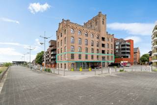 Zéér ruime loft 360m² op volledige eerste verdieping, in een karaktervol stenen gebouw van de voormalige Molens Rypens (industrieel bouwkundig erfgoed), gelegen aan de Rupel met een uniek en rustgevend uitzicht op het water en de sluis van Klein-Willebroek. Deze loft is thans samengevoegd tot één geheel, maar bestaat juridisch eigenlijk uit 2 kavels welke apart kunnen verkocht worden en gescheiden van elkaar. Indeling : Inkom met ingemaakte en modulaire kasten, luxueus ingerichte open keuken, voorzien van alle hoogwaardige toestellen, nachthall, zéér ruime woonkamer (123m²) met ingemaakte modulaire kasten en uniek en rustgevend uitzicht op het water, SLK 1/master met ingemaakte kasten en een 1e badkamer met vrijstaand ligbad, dressing, inloopdouche, SLK 2 of logeerkamer, wasplaats, bureau met ingemaakte kasten, deels gebouwd als inpandig terras met schuifraam : Deze schuifraam kan verwijderd worden om opnieuw een inpandig 'open terras' te creëren, SLK 3 en 4, elk met ingemaakte kasten en luxueus ingerichte 2de badkamer. Mogelijkheid tot aankoop ondergrondse dubbele autostaanplaats voor 2 wagens (achter elkaar). Inrichting : Volledig 'trendy' afgewerkt met gietvloeren, ingemaakte kasten, aangepaste verlichting, ..., kortom een pareltje om te wonen en beleven. Het interieurontwerp van Ar. Danny Venlet is doordacht daar het open geheel met aparte zones werd ingericht , die elk hun eigen sfeer en intimiteit krijgen, versterkt door een subtiel spel van niveauverschillen, materiaalgebruik en bestudeerde verlichting. Toplocatie aan Kaai - Bassinstraat met zicht op het water en de sluis van Klein-Willebroek. Gelegen op wandelafstand van het centrum, winkels, scholen & openbaar vervoer (bus en trein). Zéér centraal gelegen op slechts 3' van A-12, op een boogscheut van Antwerpen en Brussel. Interesse in een bezoek, bel ons kantoor : 03.459.99.99 of mail joeri@leximmo.be .