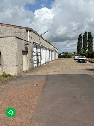 Deze loods / magazijn heeft een oppervlakte van 100m², gelegen langs de Wikkelaarstraat te Vladslo (Diksmuide). <br /><br />Het magazijn kan dienst doen voor opslagruimte. Elektriciteit voorzien. Onmiddellijk beschikbaar. <br /><br />Afmetingen loods 10 m x 5m<br />Mogelijkheid om meerdere loodsen te huren. <br /><br />Huurprijs: 350 euro (+ 21% BTW) per maand