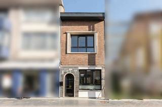 <p>Strategisch gelegen in de stationsbuurt vindt u deze goed onderhouden en energiezuinige woning. Met het openbaar vervoer, winkels en scholen op wandelafstand heeft u hier alle voorzieningen binnen handbereik.</p>
<p>De gelijkvloerse verdieping is uitgerust met vloerverwarming en beschikt over een volledig ingerichte keuken en een ingerichte badkamer met inloopdouche, dubbele wastafel en wc. Achteraan ligt een gezellige tuin. Op de verdiepingen beschikt de woning over 4 ruime slaapkamers en een extra terras op de eerste verdieping.</p>
<p>Dankzij de goede isolatie en een nieuwe condensatieketel beschikt de woning over een lage energiekost en een aangenaam binnenklimaat.</p>
<p>Een praktische, ruim ingerichte woning op een centrale locatie. Contacteer ons voor meer informatie of een bezoek.</p>