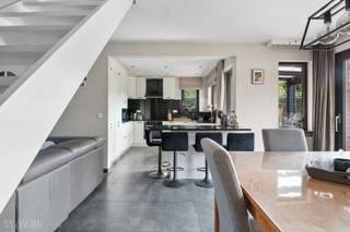 Ontdek deze karaktervolle halfopen bebouwing, ideaal gelegen en perfect afgestemd op het moderne gezinsleven. Met vier volwaardige slaapkamers,...