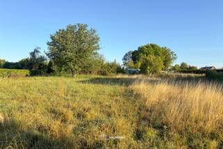 VALIMMAS verkoopt dit prachtig gelegen perceel bouwgrond, bestemd voor een ruime driegevelwoning. Goedgekeurde verkaveling (2 loten) dd 18/07/2022...