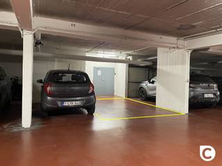 <p><span>Ruime ondergrondse autostaanplaats!</span></p><p><span> </span></p><p><span>Deze staanplaats situeert zich vlak aan de toegang van het appartementsgebouw. De nabijheid van de lift is dan ook een extra luxe, zeker na het boodschappen doen.</span></p><p><span>De staanplaats is ruim, makkelijk bereikbaar en onmiddellijk beschikbaar.</span></p><p><span> </span></p>