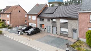 <p>Gelegen aan de Heidestraat (éénrichtingsstraat) in het pittoreske Sint-Amands, biedt deze gerenoveerde en energiezuinige 3 slaapkamer woning een ideale kans voor wie op zoek is naar een nieuwe thuis op een aantrekkelijke locatie. Het pand straalt rust uit, met lichtrijke ruime leefruimtes, wat het perfect maakt voor gezinnen of iedereen die wil genieten van een leuke thuis en de omgeving. Dankzij de centrale ligging zijn zowel lokale voorzieningen als groene gebieden (mooiste scheldebocht van Vlaanderen) snel bereikbaar, wat bijdraagt aan een ontspannen levensstijl.<br /><br />-Perceeloppervlakte 557m<sup>2</sup><br />-Bewoonbare oppervlakte 170m<sup>2</sup><br />-Gelijkvloer vloerverwarming, verdiepingen radiatoren. <br />-2 parkeerplaatsen voor de deur en zeer ruime garage (erfdienstbaarheid, via schuifpoort bereikbaar)<br />-EPC 86 kWH/(m<sup>2</sup>jaar), energielabel A. Zeer goede score!<br />-HR- beglazing, dak geïsoleerd, condenserende gas ketel, zonnepanelen en thuisbatterij,...<br />-Elektriciteit CONFORM algemeen reglement elektrische installaties <br />-Niet-asbestveilig: enkel golfplaten dak garage te verwijderen<br />-Stedenbouwkundige inlichtingen: Woongebied, geen rechterlijke maatregel of bestuurlijke maatregel opgelegd, geen verkavelingsvergunning, voorkooprecht, vergunningen. <br />-Watertoets: Het perceel te Puurs-Sint-Amands, afdeling 5, sectie A met perceelnummer 0453/00T000 bevindt zich niet in een risicozone voor overstromingen. <br /><br /><strong>Voor meer info of een bezoek bel 0475757251 of mail philip@ocvastgoed.be</strong><br /><br /><br /> </p>
<p><br /><br /> </p>