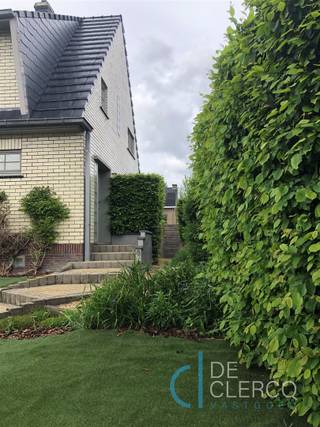 <p><span> Super charmante halfopen bebouwing met inpandige garage TE HUUR, op een topligging nabij het centrum van Lochristi!</span><br /><br /><span>Deze lichtrijke woning met ruime garage is heel rustig gelegen maar toch op wandel-en fietsafstand van het dorp van Lochristi.</span><br /><br /><span>De woning bevat op het gelijkvloers een inkomhal met gastentoilet, een zeer gezellige leefruimte met elektrische sierhaard, een lichtrijke veranda met zicht op de mooie tuin en een goed uitgeruste geïnstalleerde keuken.</span><br /><span>Op de eerste verdieping zijn er 2 ruime slaapkamers en 1 kleinere slaapkamer terug te vinden en een badkamer met lavabo, douche en toilet.</span><br /><br /><span>Een garage met automatische poort en een ruime opbergruimte/wasplaats bevinden zich op de begane grond. Er is eveneens een ruime, bruikbare zolder aanwezig</span><br /><br /><span>Deze charmante woning heeft bovendien een zeer gezellige, volledig afgesloten tuin met houten terras en tuinberging. </span><br /><br /><span>De woning beschikt over alle comfort en is meteen instapklaar. Er wordt centraal verwarmd met aardgas.</span><br /><br /><span>De huurprijs voor deze woning bedraagt 1.085 euro, dit is inclusief de kosten van de tuinman (2x per jaar) voor het groot onderhoud van de tuin.</span><br /><br /><span>Uw contactpersoon voor dit pand is Leen De Clercq, afspraken kunnen steeds via mail naar leen@vastgoed-dc.be worden vastgelegd</span></p>
