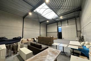 Nieuwbouw KMO-unit te huur met een oppervlakte van 180 m² en 2 privatieve parkeerplaatsen te huur. <br /><br /><strong>De magazijnruimte</strong> (brandklasse C) is opgebouwd uit een staalconstructie in combinatie met een betonplint en geïsoleerde sandwichpanelen. De units met een vrije hoogte van +/- 6 m zijn toegankelijk via een automatische sectionale poort (4 m B x 4,5 m H) met afzonderlijke toegangsdeur en aanwezigheid van een raampartij. Verder zijn de geïsoleerde loodsen voorzien van o.a. een lichtstraat met rookluik, polybetonvloer, een gedeelde regenwaterput en aansluiting van nutsvoorzieningen (water, elektriciteit (40A- 3 fasig 400 V), distributie, telefonie en internet).<br /><br /><strong>De Loods is uitgerust met een elektriciteitsinstallatie met bijhorende stopcontacten en lichtpunten.</strong><br /><br />Fantastisch gelegen dankzij de ligging op amper +/- 3 km van de Gentseweg (N43) en op +/- 9 km van de E17 op- en afrit 5 Waregem.<br /><br /><strong>ONMIDDELIJK BESCHIKBAAR!</strong><br /><br />Contacteer PANORAMA B2B voor bijkomende (technische) inlichtingen, plannen of een vrijblijvend plaatsbezoek 056 222 562.
