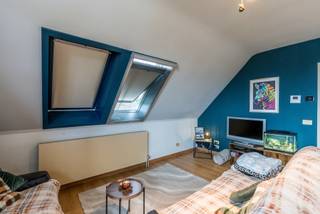 Instapklaar dakappartement met 75m² bewoonbare oppervlakte te koop.<br /><br />We betreden het appartement via een gemeenschappelijke ingang aan de achterkant van het gebouw, wat als voordeel heeft dat de rust en de privacy bewaard blijven. Het appartement beschikt over een ruime woonkamer met aansluitend de open keuken. Verder is er nog een ruime slaapkamer van 15m² en een badkamer voorzien van bad/douche combi, lavabo en een toilet. Ook is er nog een berging, voorzien van technieken en nog plaats voor opslag. De autostaanplaats bevindt zich ook aan de achterzijde van het gebouw en in de kelder is er nog een extra berging voorzien. <br /><br />Door de centrale ligging nabij het centrum van Herselt, op de verbindingsweg tussen Aarschot en Westerlo, is het zeer vlot bereikbaar en op wandelafstand van het openbaar vervoer alsook winkels, apotheek, bakker en banken. <br /><br />Dit instapklare dakappartement kan gebruikt worden als starterswoning of als investering naar verhuur!<br /><br />Ben je benieuwd en wil je eens komen kijken? Bel ons op het nummer 014 58 02 08.